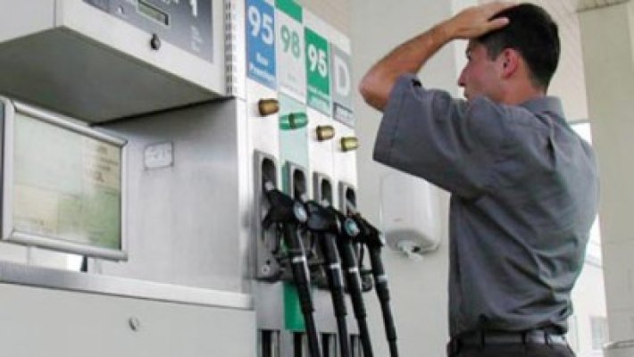 Cu cât s-a SCUMPIT benzina, chiar dacă SUPRATAXA a fost amânată